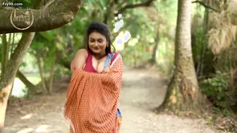 Married Woman Flaunting Thick Body In Saree Before Stripping