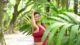Married Woman Flaunting Thick Body In Saree Before Stripping