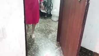 Delivery Guy Gets Lucky Fucking Horny Aunty At Her Apartment