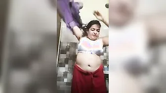 Horny Indian Aunty Removing Her Saree Exposing Everything Slowly