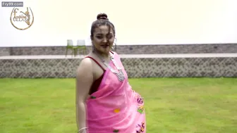 Married Aunty Showing Off Her Curves In Pink Saree Before Sex
