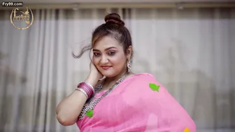 Married Aunty Showing Off Her Curves In Pink Saree Before Sex