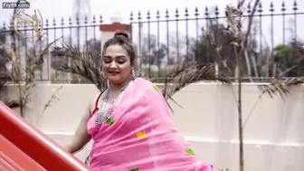 Married Aunty Showing Off Her Curves In Pink Saree Before Sex