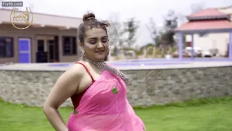 Married Aunty Showing Off Her Curves In Pink Saree Before Sex