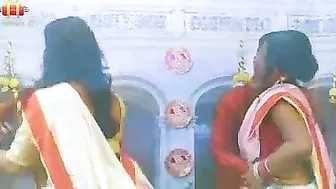 Busty Saree Aunty Flashing Her Huge Natural Boobs In Public