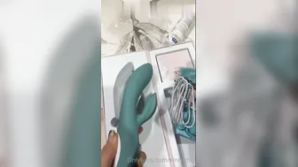 Desi Babe Fingering Herself On Cam Showing Off Her Tight Body