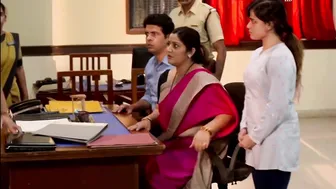 Sexy Aunty Accidentally Slipping Her Clothes Showing Bare Skin