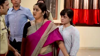 Sexy Aunty Accidentally Slipping Her Clothes Showing Bare Skin