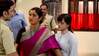 Sexy Aunty Accidentally Slipping Her Clothes Showing Bare Skin