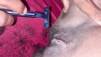 Tamil Aunty Shaving Her Pussy And Armpits In Private Bathroom