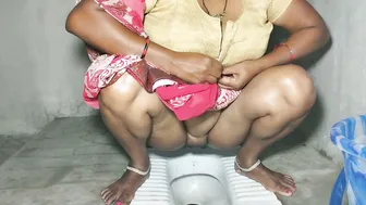 Catching Married Aunty Pissing Revealing Her Huge Tits And Pussy