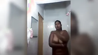 Sexy Indian Milf Aunty Bathing Naked Caught By Hidden Spy Cam