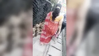 Aunty Shaking Her Thick Ass In Saree Before Getting Fucked