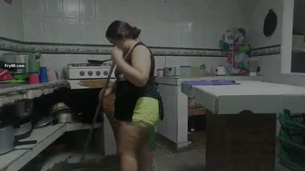 Cleaning Aunty Gets Bold Taking Off Her Blouse For Homeowner