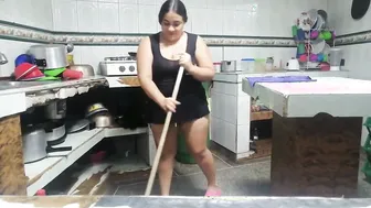Cleaning Aunty Gets Bold Taking Off Her Blouse For Homeowner