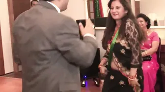 Curvy Desi Aunty Showing Off Her Sexy Belly Dancing Seductively
