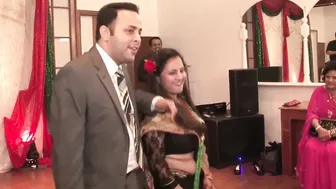 Curvy Desi Aunty Showing Off Her Sexy Belly Dancing Seductively