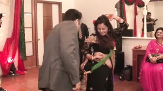 Curvy Desi Aunty Showing Off Her Sexy Belly Dancing Seductively
