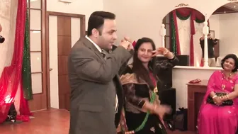 Curvy Desi Aunty Showing Off Her Sexy Belly Dancing Seductively