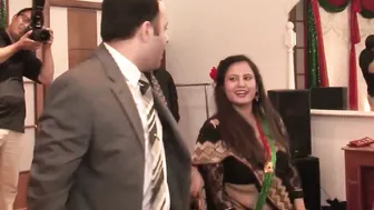 Curvy Desi Aunty Showing Off Her Sexy Belly Dancing Seductively