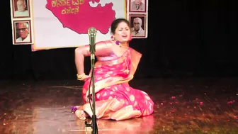 Curvy Kannada Aunty Exposing Her Belly And Navel