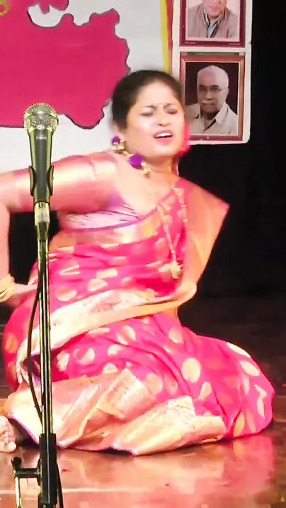 Curvy Kannada Aunty Exposing Her Belly And Navel