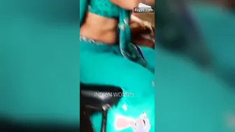 Aunty Teasing Everyone Flashing Her Sexy Navel On Crowded Bus