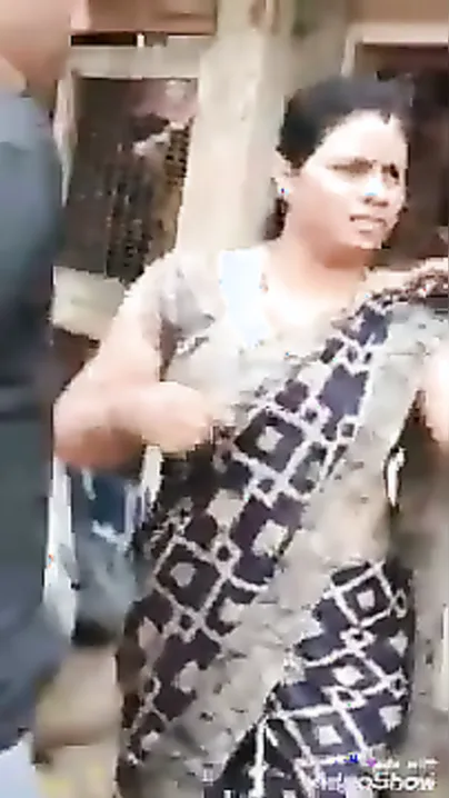 Desi Milf Flashing Her Bare Navel In Crowded Market Teasing Men