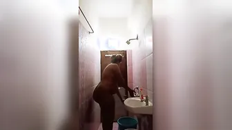 Curvy Slut Caught Bathing On Hidden Camera Gets Wet