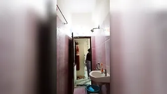 Curvy Slut Caught Bathing On Hidden Camera Gets Wet