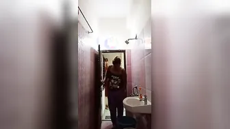 Curvy Slut Caught Bathing On Hidden Camera Gets Wet