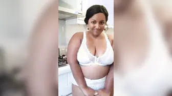 Thick GF Exposing Her Big Tits On Leaked Video