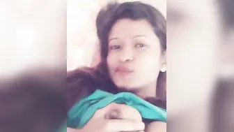 GF Filming Nude Selfie Teasing BF With Her Body