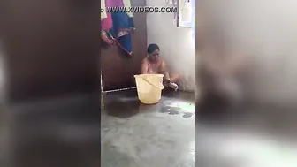 Mature Bhabhi Bathing Naked While Devar Records Her Secretly On Cam