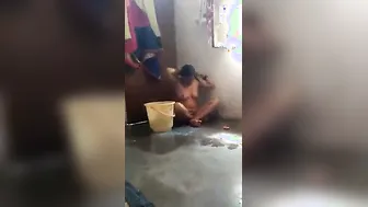 Mature Bhabhi Bathing Naked While Devar Records Her Secretly On Cam