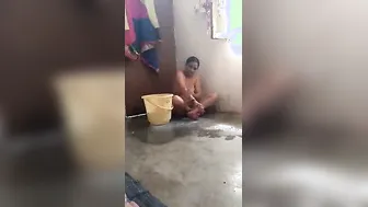 Mature Bhabhi Bathing Naked While Devar Records Her Secretly On Cam