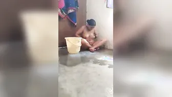 Mature Bhabhi Bathing Naked While Devar Records Her Secretly On Cam