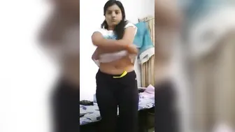 Desi GF Getting Naked For BF On Mobile Video