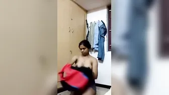 Naked GF Posing For Camera In Bedroom Selfie Video Mms