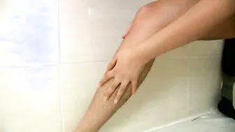 Indian Babe Showing Hairy Pussy While Peeing In Her Bathtub