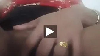 Mature Aunty Spreading Her Pussy On Webcam For Online Stranger