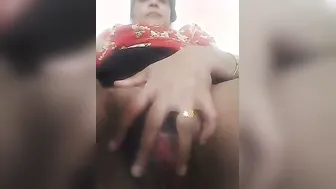 Mature Aunty Spreading Her Pussy On Webcam For Online Stranger