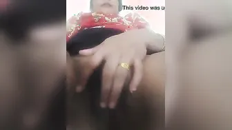 Mature Aunty Spreading Her Pussy On Webcam For Online Stranger