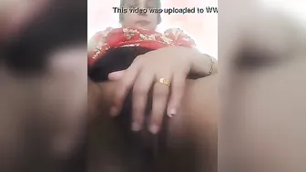 Mature Aunty Spreading Her Pussy On Webcam For Online Stranger