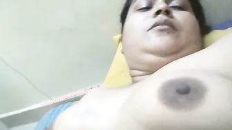 Mature Aunty Rubbing Her Wet Pussy Hard On Webcam For Him