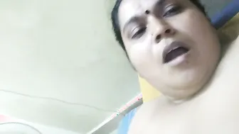 Mature Aunty Rubbing Her Wet Pussy Hard On Webcam For Him