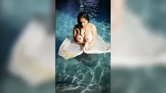 Super Busty Mallu Aunty Showing Huge Tits In The Pool