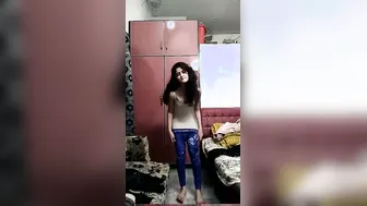 Amateur GF Taking Nude Selfies With Her Man In Bedroom