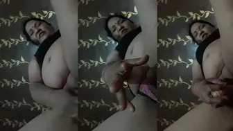 Horny Mature Aunty Fingering Her Wet Pussy On Selfie Camera