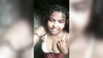 Curvy Village Babe Flashing Her Huge Assets In Selfie Video